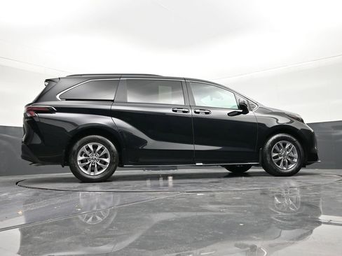 Used 2025 Toyota Sienna XLE w/ XLE Plus Package image 26