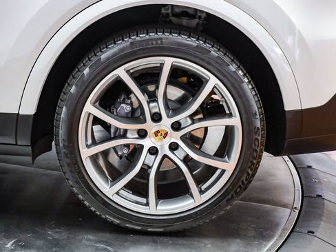 Used 2022 Porsche Cayenne Platinum Edition image 9