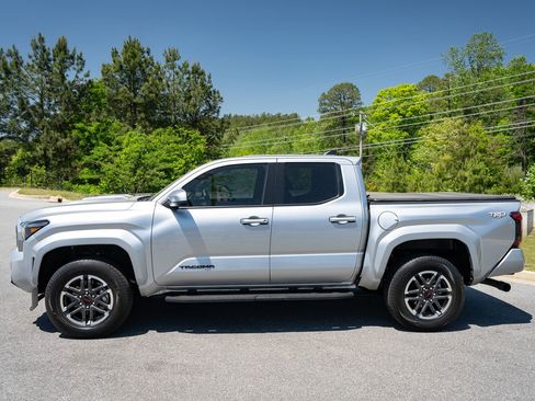 Used 2025 Toyota Tacoma TRD Sport AWD/4WD image 5