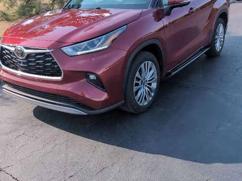 Used 2023 Toyota Highlander Platinum FWD image 1