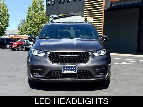 Used 2023 Chrysler Pacifica Touring-L w/ Uconnect Theater Family Group AWD/4WD image 3