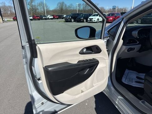 Used 2024 Chrysler Pacifica Touring-L FWD image 14