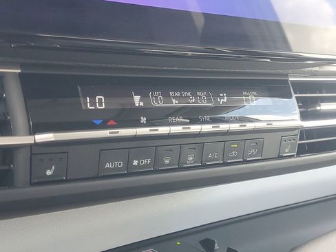 Used 2025 Toyota Sienna XLE image 29