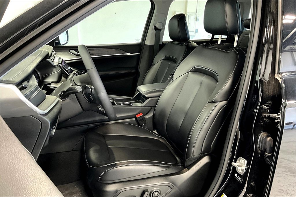 New 2024 Jeep Grand Cherokee Limited w/ Black Appearance Package AWD/4WD image 12