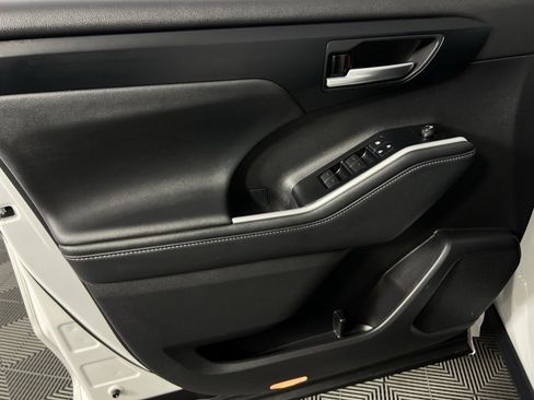 Used 2025 Toyota Highlander XLE image 24