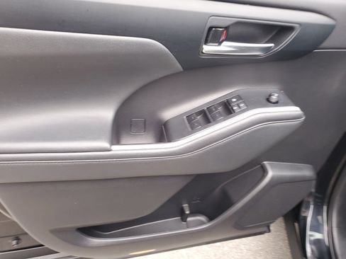 Used 2022 Toyota Highlander XLE AWD/4WD image 21