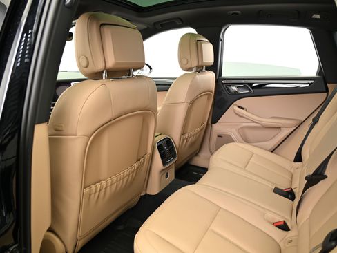 Used 2025 Porsche Macan image 31