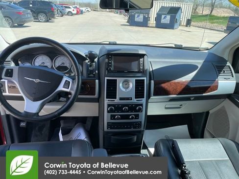 Used 2009 Chrysler Town & Country Touring image 20