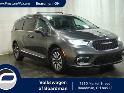 Used 2021 Chrysler Pacifica Limited w/ Uconnect Theater Family Group