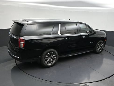 Used 2022 Chevrolet Suburban LT w/ Luxury Package RWD image 19