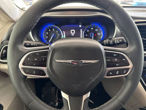 Used 2023 Chrysler Pacifica Touring-L image 23