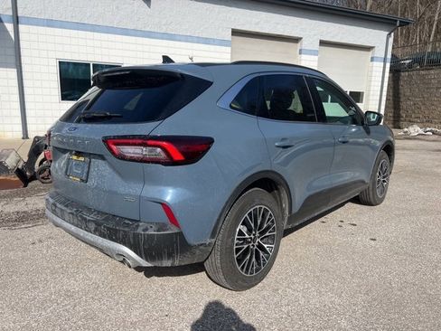 Used 2025 Ford Escape SE w/ PHEV Premium Package image 3