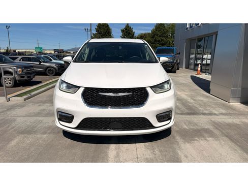 Used 2023 Chrysler Pacifica Touring-L FWD image 2