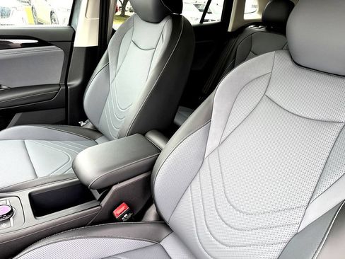 New 2026 Volkswagen Tiguan SE FWD image 11