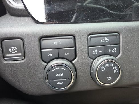 Used 2022 Chevrolet Silverado 1500 LT AWD/4WD image 9