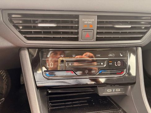 Used 2025 Volkswagen Jetta SE FWD image 13