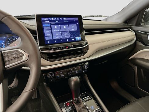 Used 2025 Jeep Compass Limited image 25