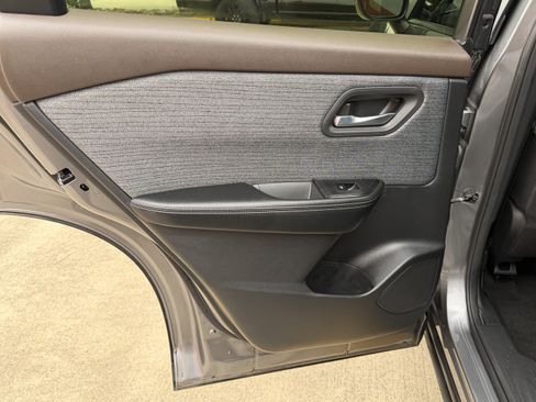 Used 2023 Nissan Rogue SV FWD image 13