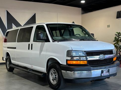 Used 2020 Chevrolet Express 3500 LT w/ LT Preferred Equipment Group RWD image 2