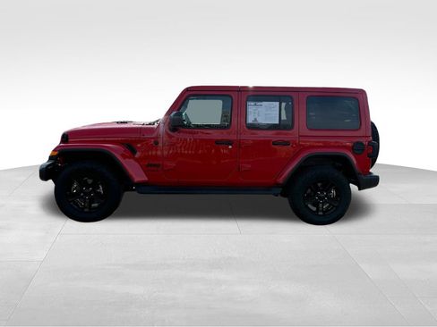 Used 2022 Jeep Wrangler Unlimited Sahara image 4