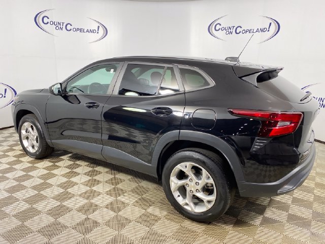 Used 2024 Chevrolet Trax LS w/ LS Convenience Package FWD image 4