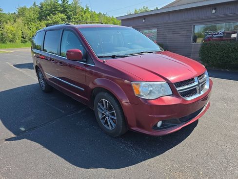 Used 2017 Dodge Grand Caravan Crew FWD image 4