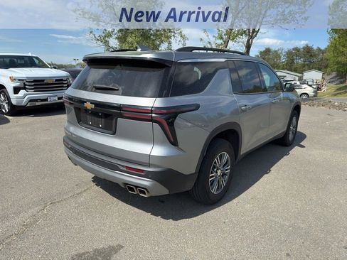 Used 2025 Chevrolet Traverse LT image 3