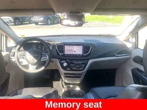 Used 2023 Chrysler Pacifica Touring-L FWD image 15
