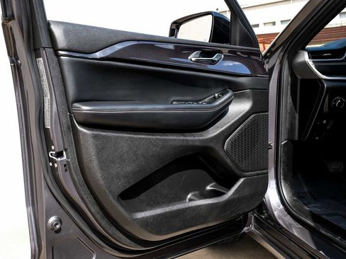 Used 2023 Jeep Grand Cherokee L Laredo image 42