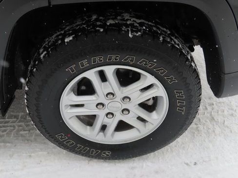 Used 2023 Jeep Grand Cherokee Laredo image 17