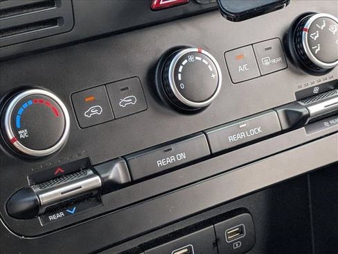 Used 2022 Kia Carnival LX image 14