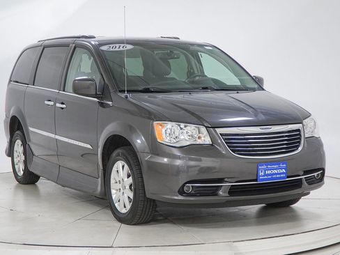 Used 2016 Chrysler Town & Country Touring w/ Driver Convenience Group FWD image 14