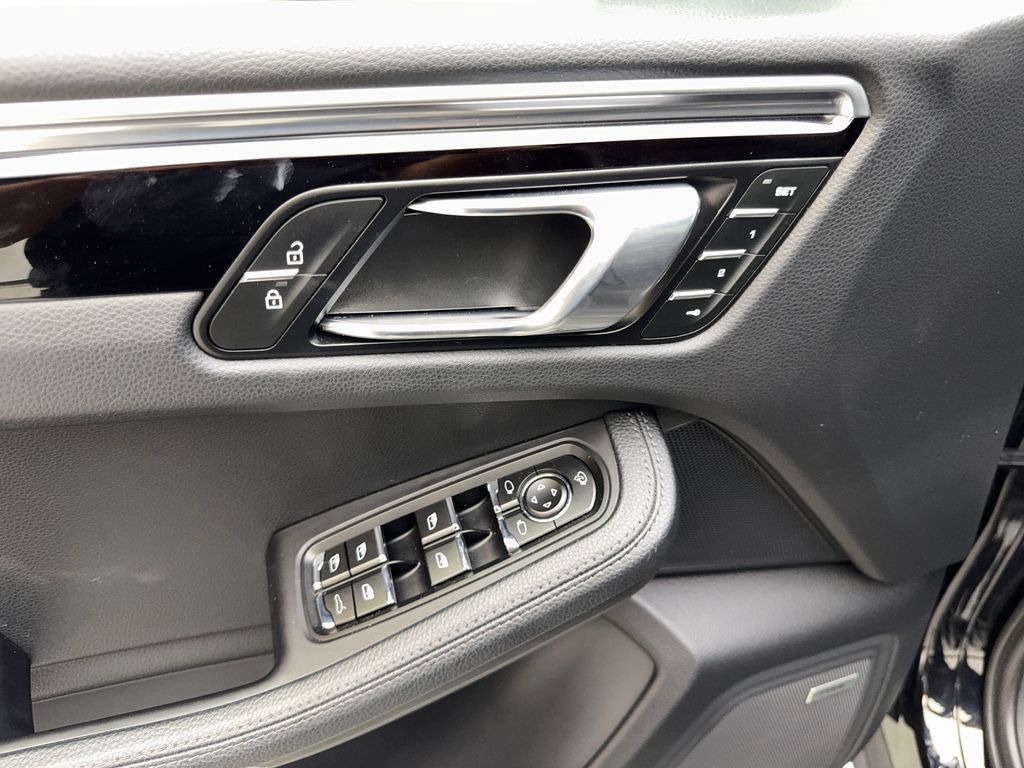Used 2024 Porsche Macan Turbo AWD/4WD image 31