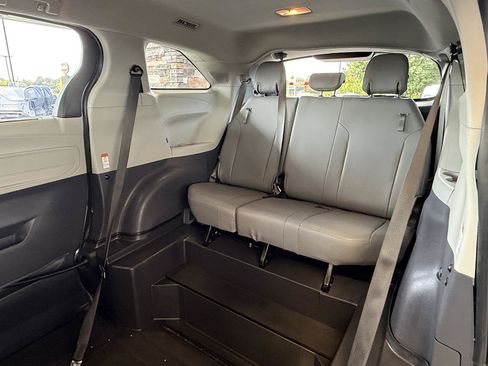 Used 2022 Toyota Sienna XLE w/ XLE Plus Package FWD image 17