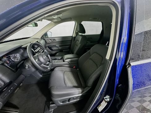 Used 2025 Nissan Pathfinder SV image 13
