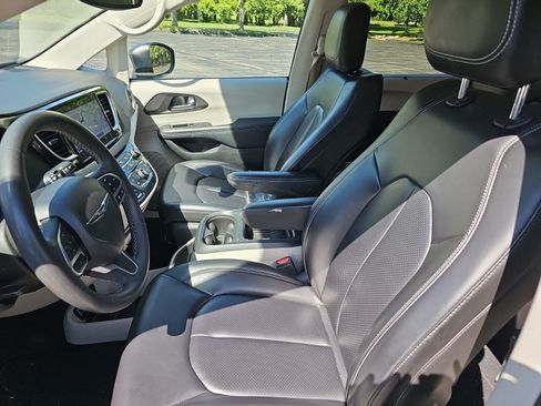 Used 2023 Chrysler Pacifica Touring-L FWD image 19