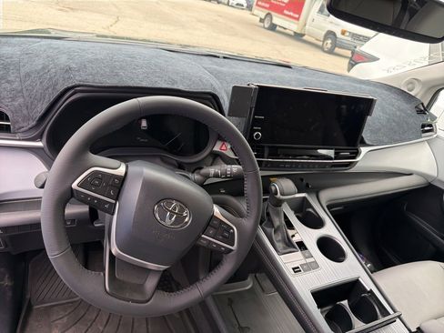 Used 2026 Toyota Sienna XLE AWD/4WD image 12