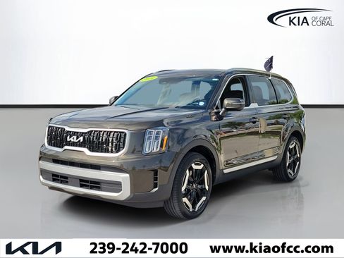 Certified 2024 Kia Telluride EX w/ EX Captain's Chair Package FWD image 3