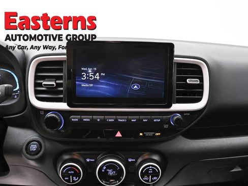 Used 2023 Hyundai Venue Limited FWD image 12