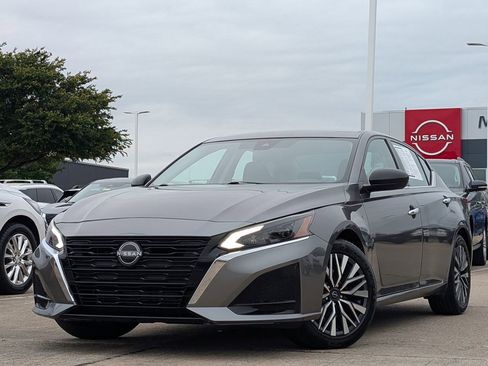 Certified 2024 Nissan Altima 2.5 SV FWD image 2