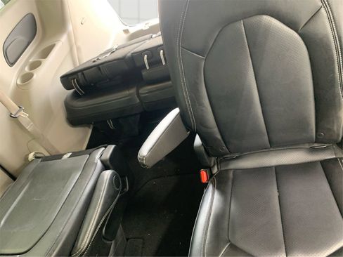 Used 2024 Chrysler Pacifica Touring-L image 13