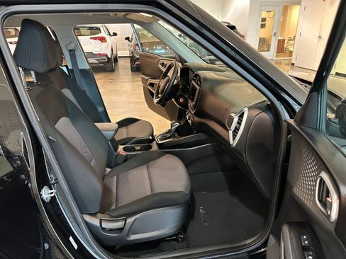 Used 2025 Kia Soul LX w/ LX Technology Package FWD image 36