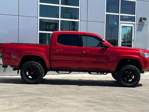 Used 2020 Toyota Tacoma SR5 AWD/4WD image 3