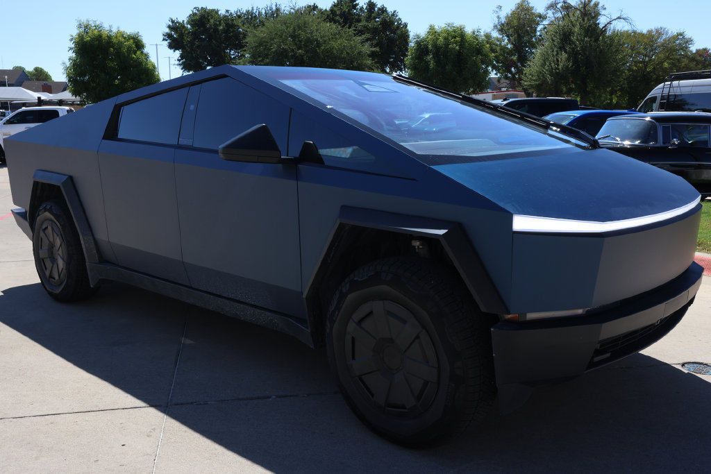 Used 2025 Tesla Cybertruck AWD Crew Cab image 3