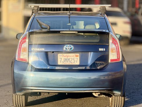 Used 2015 Toyota Prius Five FWD image 6