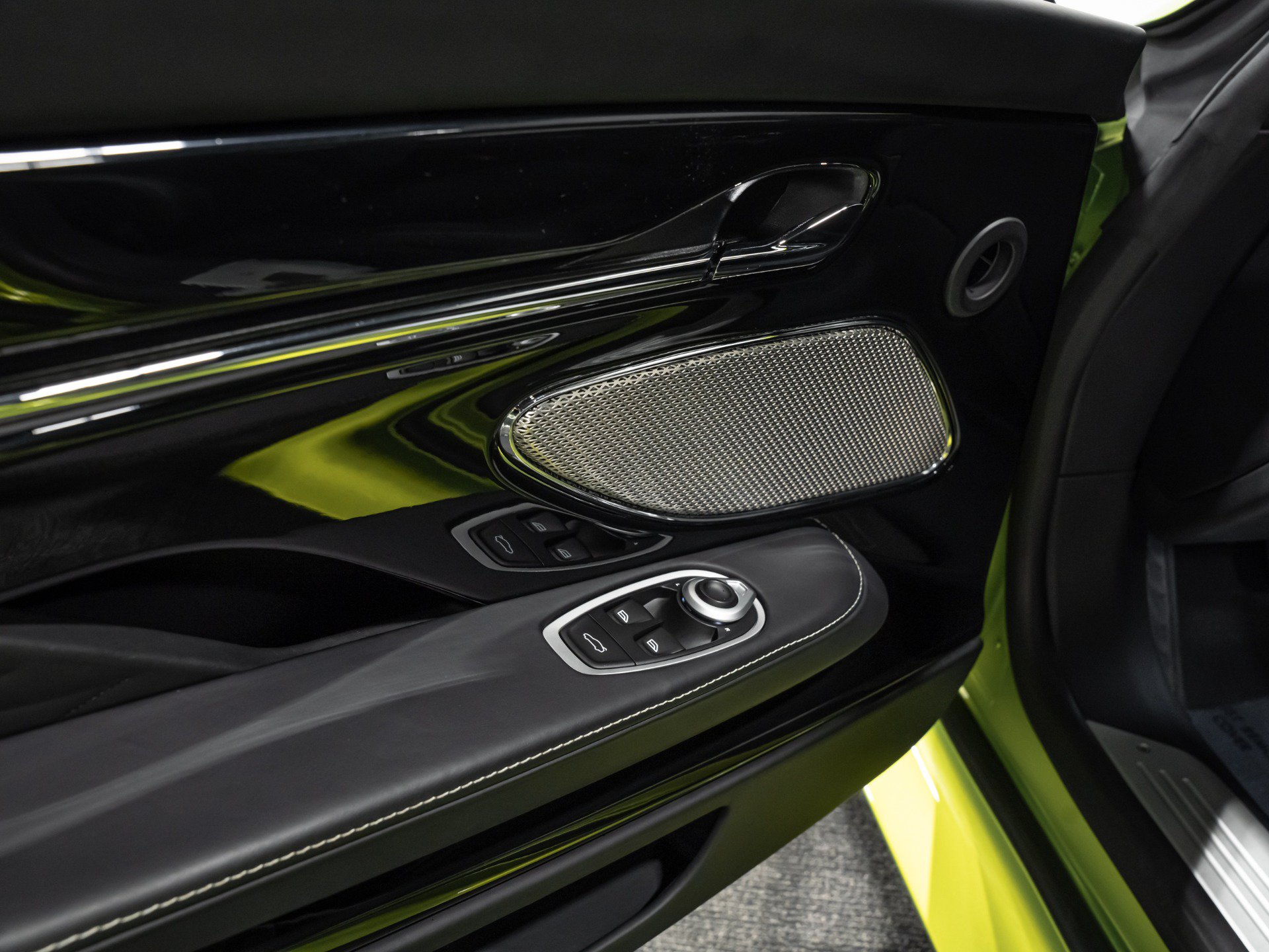 Used 2024 Aston Martin DB12 Coupe RWD image 34