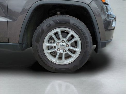 Used 2020 Jeep Grand Cherokee Laredo image 3