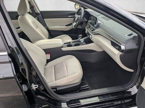 Used 2025 Nissan Altima 2.5 SV FWD image 18