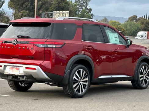New 2025 Nissan Pathfinder Platinum w/ Black Appearance Package image 4