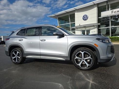 Used 2025 Volkswagen Tiguan SE AWD/4WD image 1
